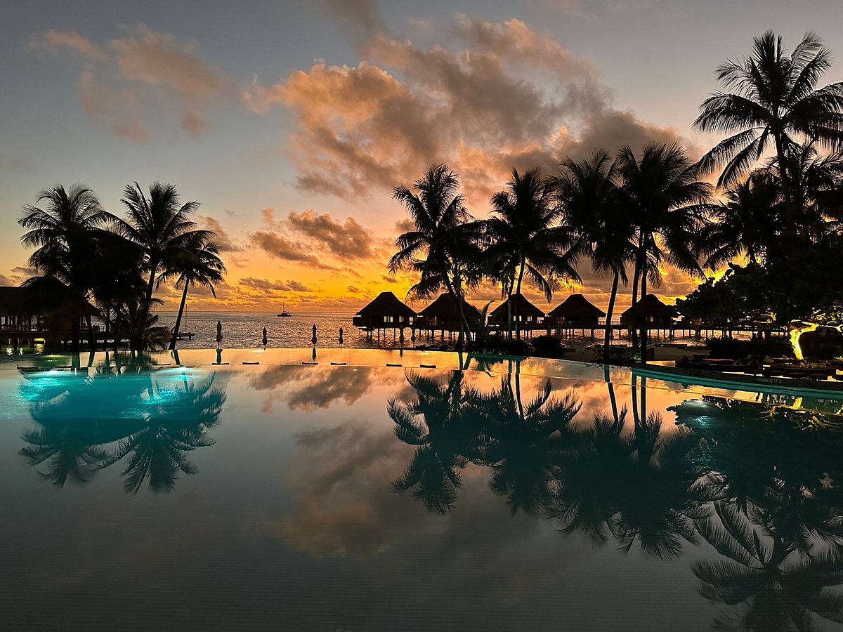 Sunset Lounge at Conrad