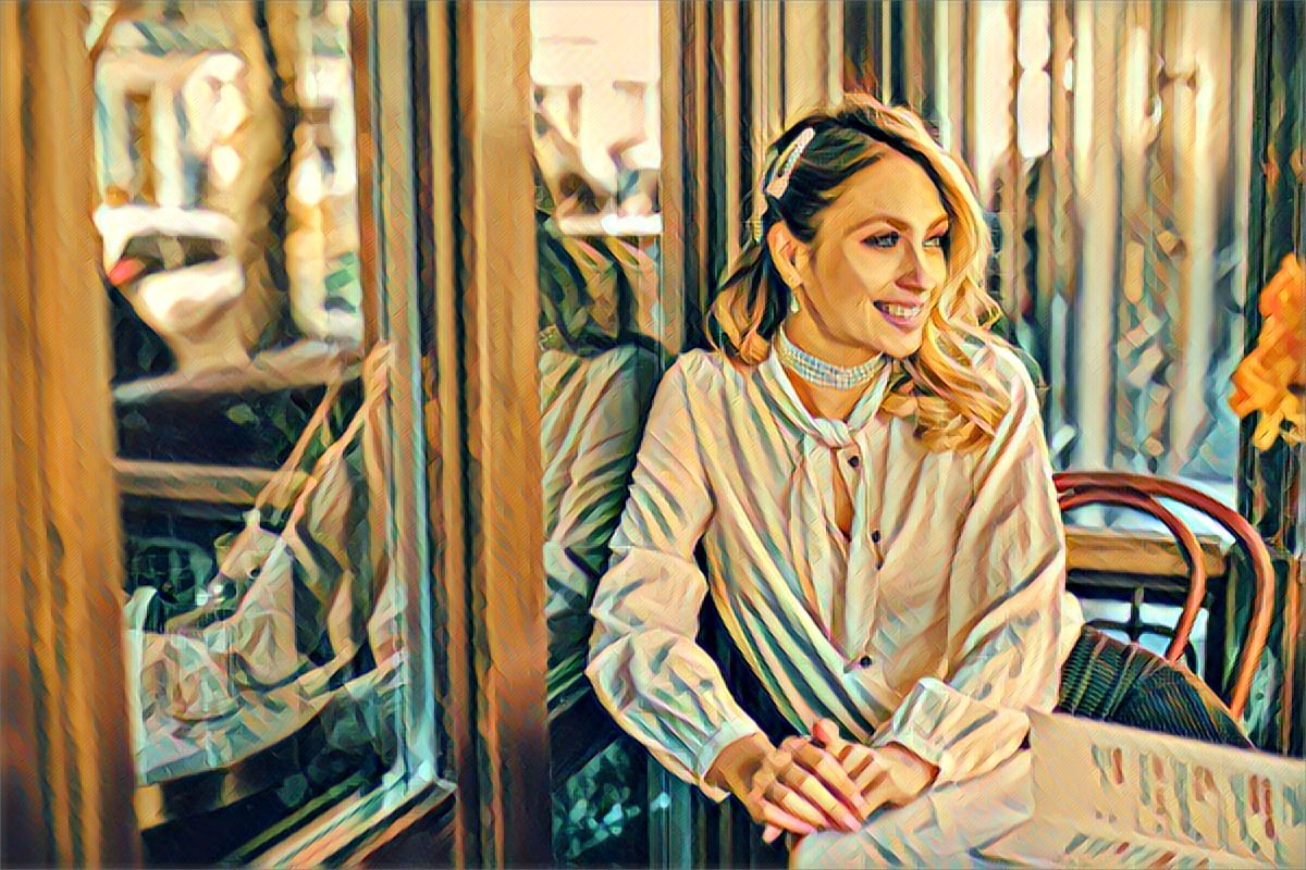 Elegancka kremowa bluzka wiązana pod szyją na guziki